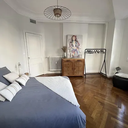 Luxueux 115m2, 3 Centre Avec Parking A 5 Min -climatisation